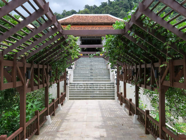 Tailandia, Chang Wat Phang-nga, Tambon Khuekkhak, Laguna Resort, Khao Lak, escalera de las instalaciones del hotel situado en el parque verde - foto de stock