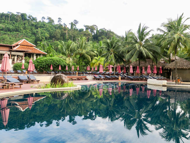 Thailand, chang wat phang-nga, tambon khuekkhak, pool im laguna resort in khao lak — Stockfoto