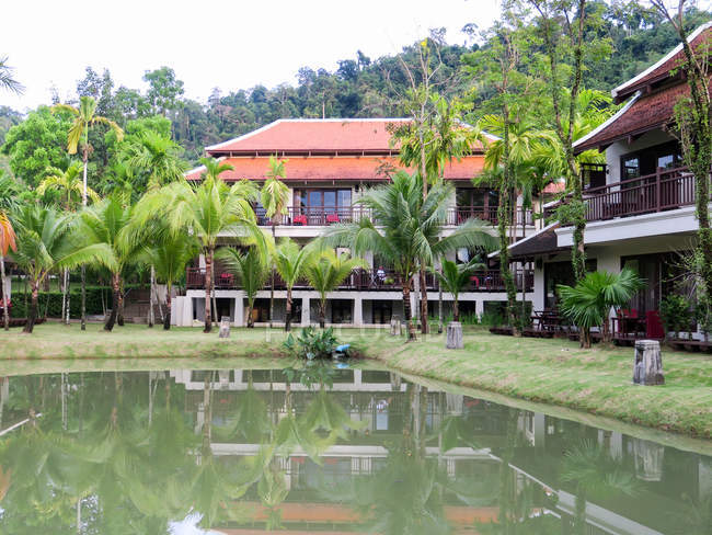 Tailandia, Chang Wat Phang-nga, Tambon Khuekkhak, Laguna Resort con instalaciones de hotel junto al estanque en la naturaleza verde - foto de stock