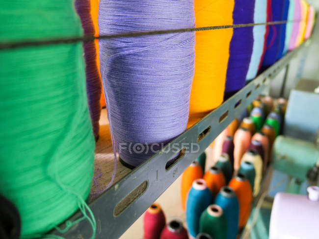 Таиланд, Chang Wat Phang-nga, Tambon Khuekkhak, threads in Saori weaving mill — стоковое фото