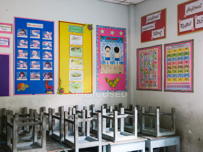 Tailandia, Chang Wat Phang-nga, Tambon Khuekkhak, aula de una escuela en Takuapa - foto de stock