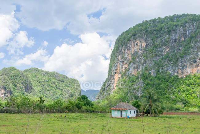Cuba, Grotte Cuevas de los Cimarrones dans la vallée des Vinales, paysage avec montagnes et cabane rurale — Photo de stock
