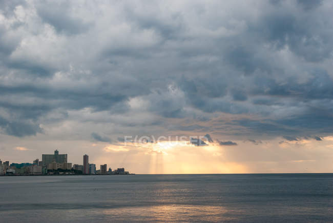 Cuba, La Havane, coucher de soleil en mer, Malecon de La Havane — Photo de stock