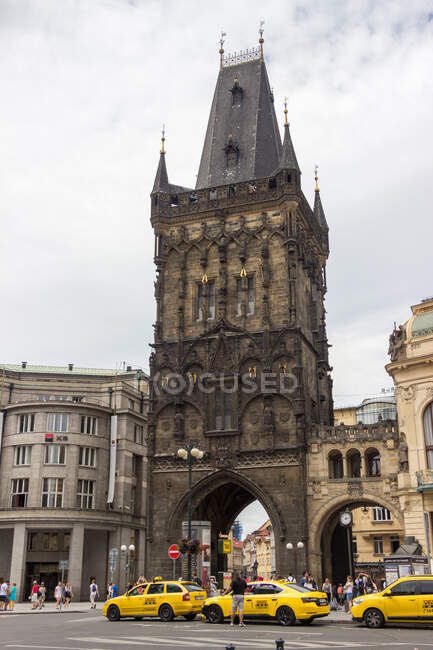 República Checa, Praga, a Torre do Pó foi uma vez um dos portões da cidade de Praga. Hoje você pode visitá-lo e desfrutar da vista de cima — Fotografia de Stock