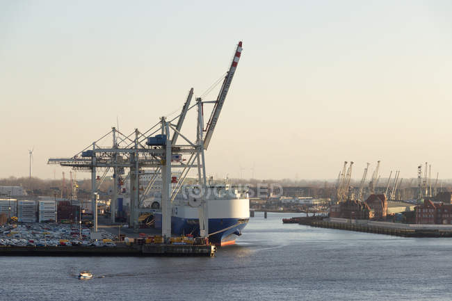 Германия, Гамбург, корабли в порту города — стоковое фото