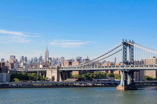 Соединенные Штаты Америки, New York, Kings County, view of the Manhatten Bridge with Empire State Building in the background — стоковое фото