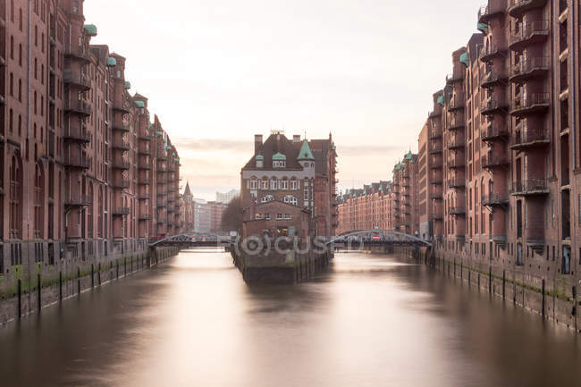 Vista de barco no porto e edifícios em Hamburgo, Alemanha — Fotografia de Stock