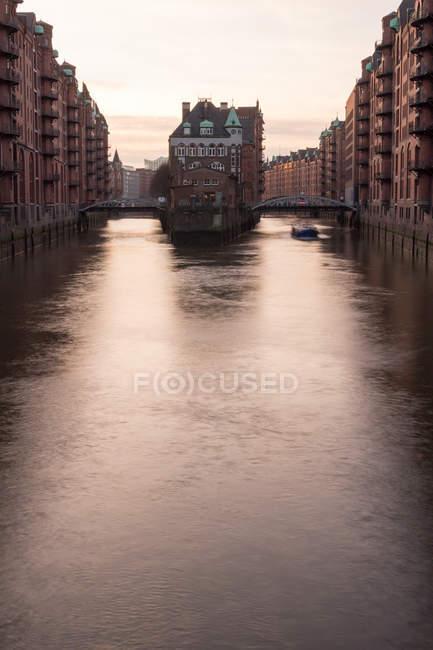 Alemanha, Hamburgo, vista frontal de Speicherstadt — Fotografia de Stock