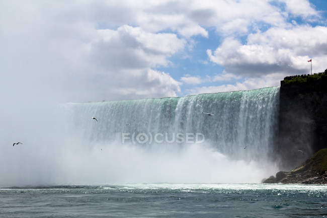 США, Нью-Йорк, Ніагарський водоспад мальовничим видом з човна — стокове фото