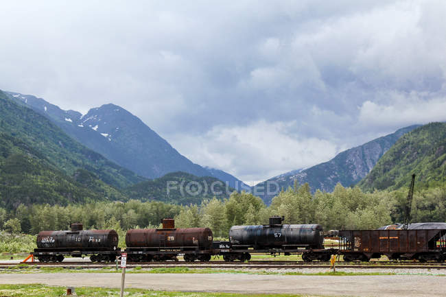 США, Аляска, Скагуэй, первая железная дорога на Уайт-Пасс с вагонами-цистернами поезда — стоковое фото