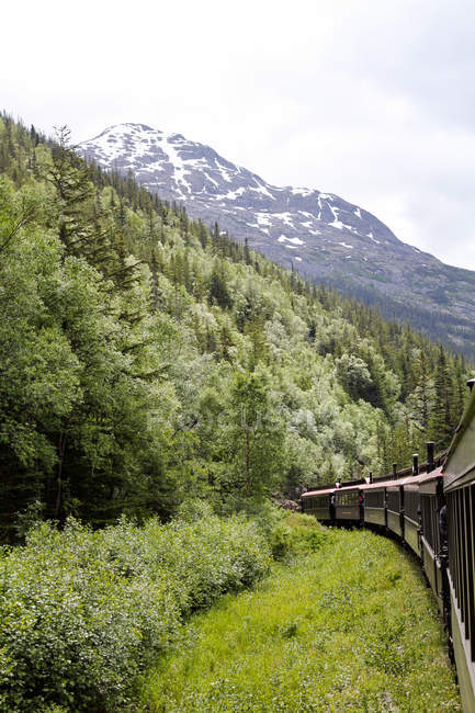 США, Аляска, Skagway, білих перевалу поїзд вносить свій шлях у горах в Канаду — стокове фото