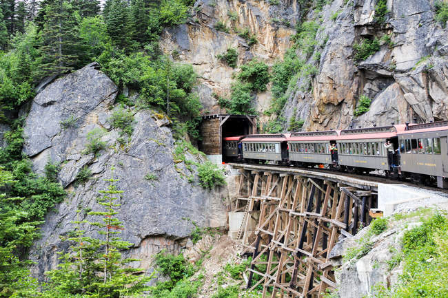 USA, Alaska, Skagway, Il treno White Pass si dirige verso le montagne del Canada — Foto stock