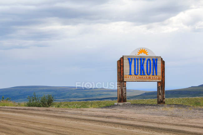 Placa de identificação na entrada para Yukon na Dempster Highway, Yukon Territory, Canadá — Fotografia de Stock