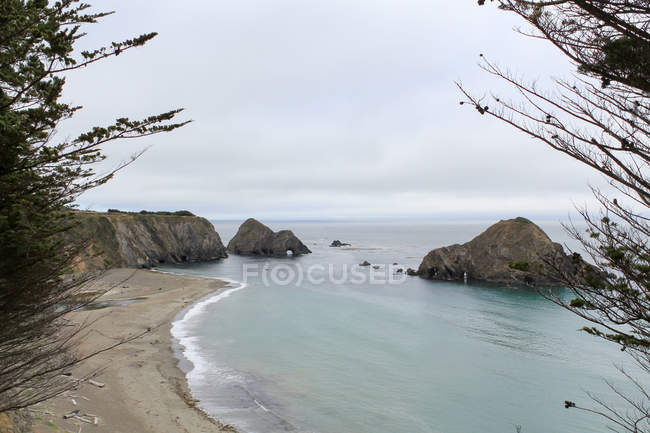 USA, California, Eureka, Highway 101, Paesaggio marino con rocce sulla riva — Foto stock