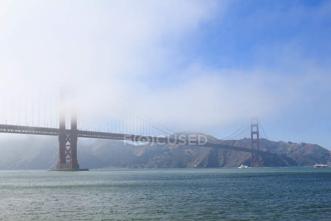 Vista distante de Golden Gate Bridge em nuvens, San Francisco, Califórnia, EUA — Fotografia de Stock
