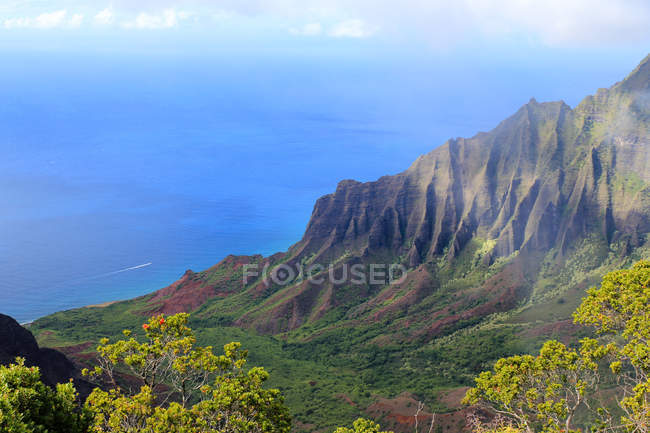 Estados Unidos, Hawái, Kapaa, Paisaje escénico con Rocky Kalalau Valley junto a la vista aérea del mar - foto de stock