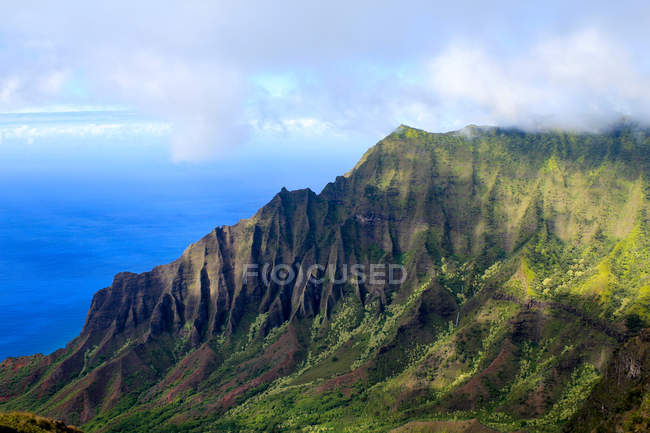Estados Unidos, Hawái, Kapaa, El valle del Kalalau paisaje de montañas escénicas con vista al mar en el fondo - foto de stock