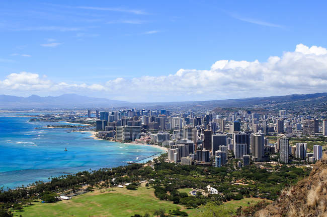 Estados Unidos, Hawái, Honolulu paisaje urbano por la orilla - foto de stock