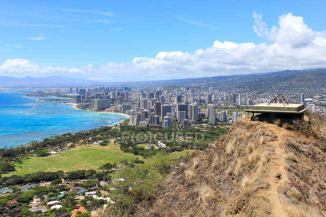 США, Гаваї, Гонолулу міський пейзаж на сонячному узбережжі, пташиного польоту — стокове фото