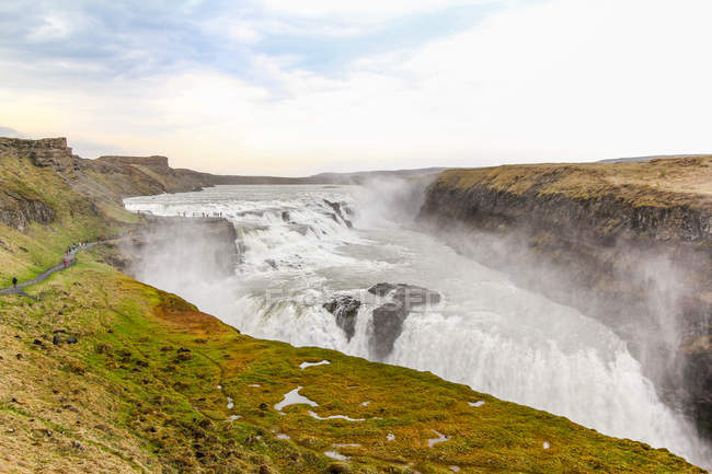 Islanda, Paesaggio naturale panoramico con vista sulla cascata di Gullfoss — Foto stock