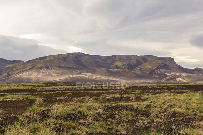 Живописный вид на равнинные и далекие горы, Исландия — стоковое фото