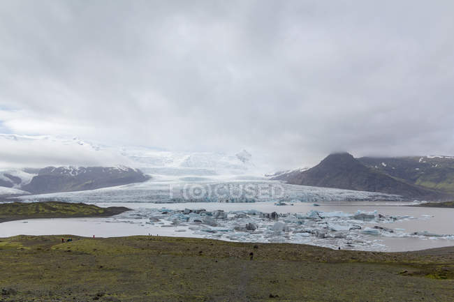 Vista panorámica del glaciar Vatnajokull y las montañas, Islandia - foto de stock