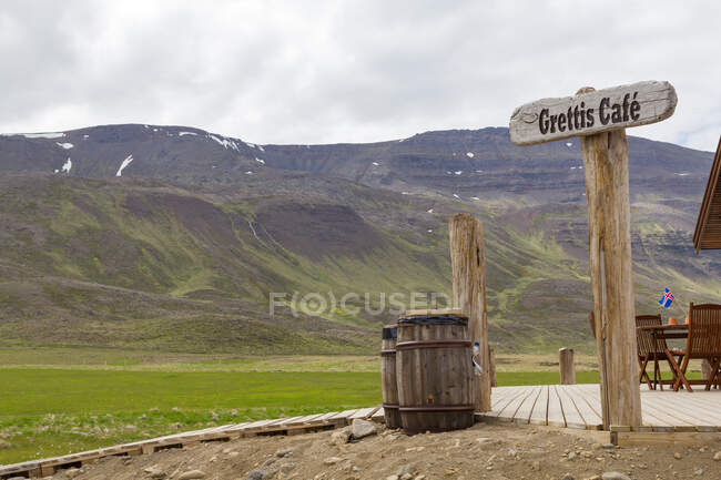 Islandia, con el coche de acampada a través de tierras heladas naturaleza - foto de stock