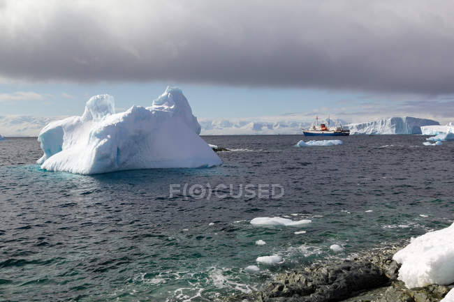 Antártica, um navio de expedição na Antártida — Fotografia de Stock