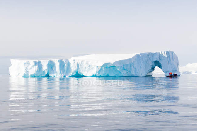 Антарктида, огромный айсберг в воде — стоковое фото