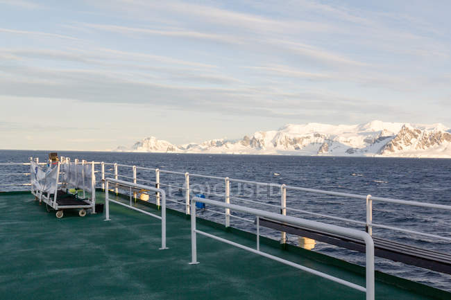 Антарктида, паром на пути к южному полюсу на закате — стоковое фото