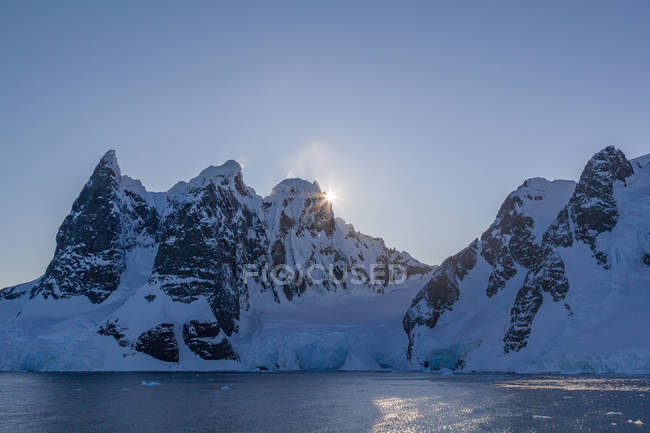 Antarktis, Expeditionsschiff, Sonnenuntergang in der Antarktis über den Bergen — Stockfoto