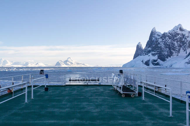 Antártida, Barco dec y polo sur de paisaje marino con glaciares - foto de stock