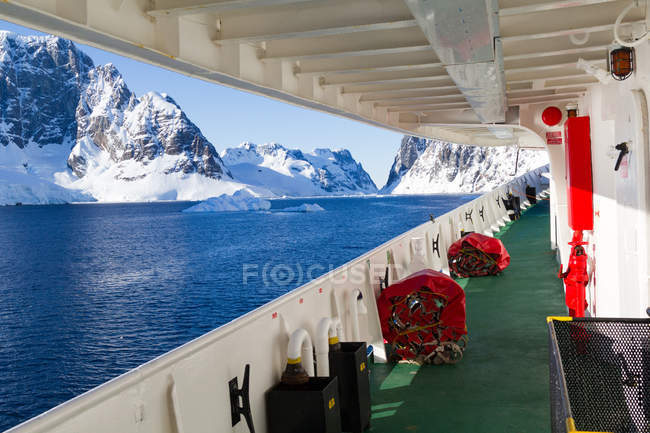 Antártida, Vista de la cubierta del barco en el día soleado - foto de stock