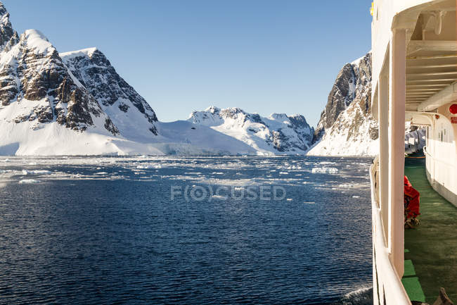Antarctica, ship  the way to the next landing bay passing by glacier — Stock Photo