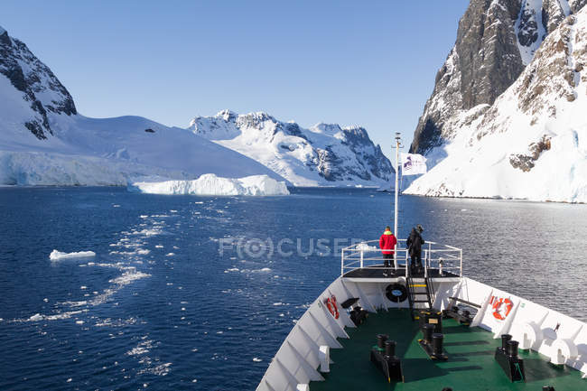 Antártica, navio a caminho entre geleiras em dia ensolarado — Fotografia de Stock