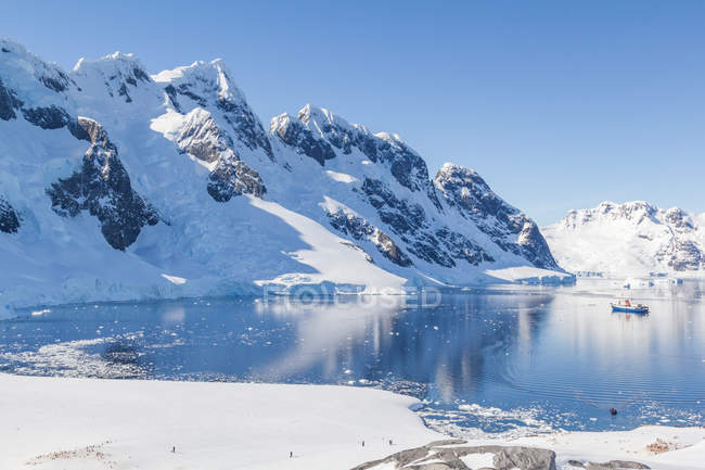 Антарктида, море с видом на ледники в солнечный день — стоковое фото