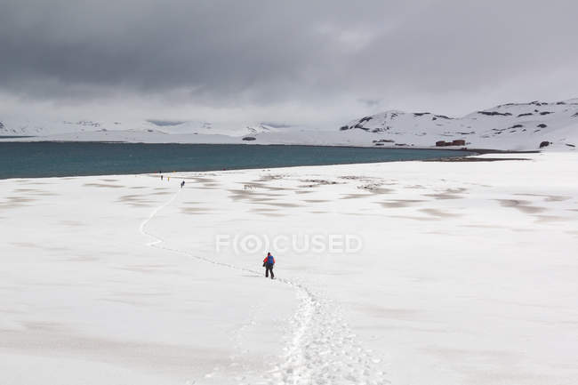 People walking on ice and snow in bay of Deception Island, Antarctica — Stock Photo