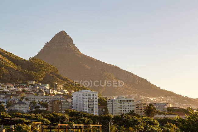 South Africa, Western Cape, view of Cape Town with the Lions Head mountain in the background in evening sunlight — Stock Photo