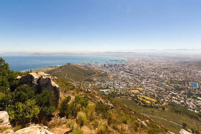 África do Sul, Cabo Ocidental, Cidade do Cabo vista aérea do Parque Nacional da Montanha Mesa, paisagem urbana pela costa do oceano em sol — Fotografia de Stock