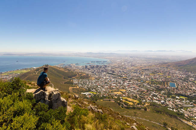 South Africa, Western Cape, Man enjoying Cape Town aerial view from Table Mountain National Park, cityscape by the ocean coast in sunshine — Stock Photo