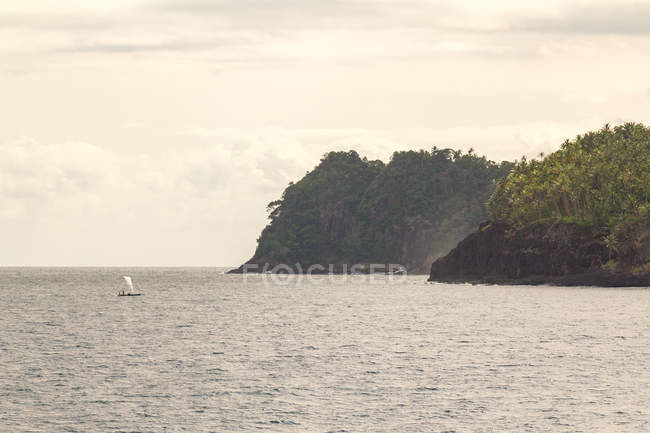 África, Cantagalo, Um barco de pesca local no mar pela costa — Fotografia de Stock