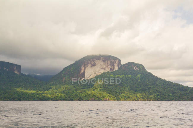 Pôr do sol sobre a ilha de Bom Bom, São Tomé e Príncipe, África Central — Fotografia de Stock