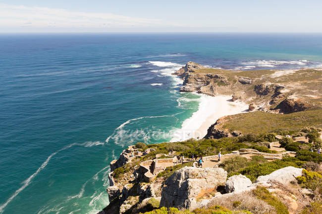 África do Sul, Western Cape, Cidade do Cabo, Vista aérea das pessoas que caminham no Cabo da Boa Esperança, paisagem costeira cênica ao sol — Fotografia de Stock