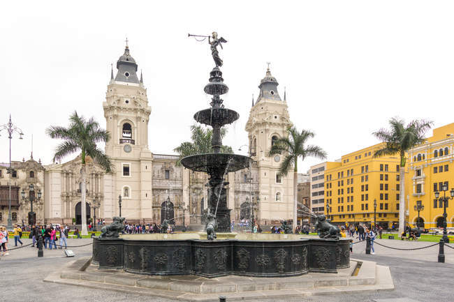 Perú, Provincia de Lima, Cercado de Lima, vista de la iglesia de la ciudad - foto de stock