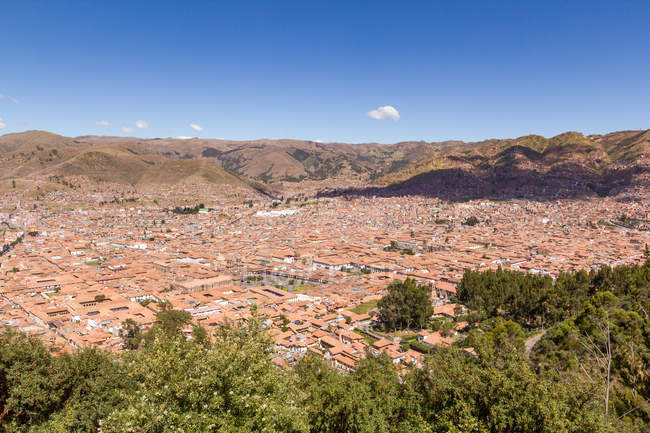 Peru, Qosqo, Cusco, Viewpoint in Cusco city, cityscape from about among mountains — Stock Photo