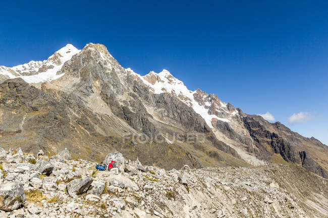 Montañismo turístico en Salkantay Pass, Salkantay Trek, Cusco, Cuzco, Perú . - foto de stock