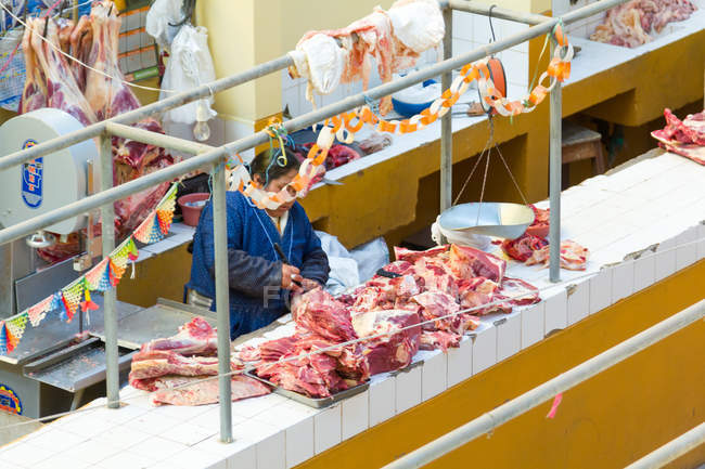 Висока кут зору м'ясо продавця у критий ринок липня місто, Пуно, Перу — стокове фото