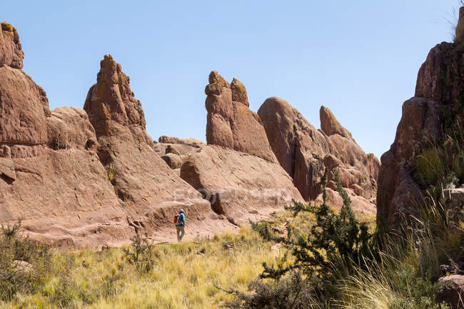 Randonneur solitaire sur les rochers d'Amaru Meru, El Collao, Puno, Pérou — Photo de stock