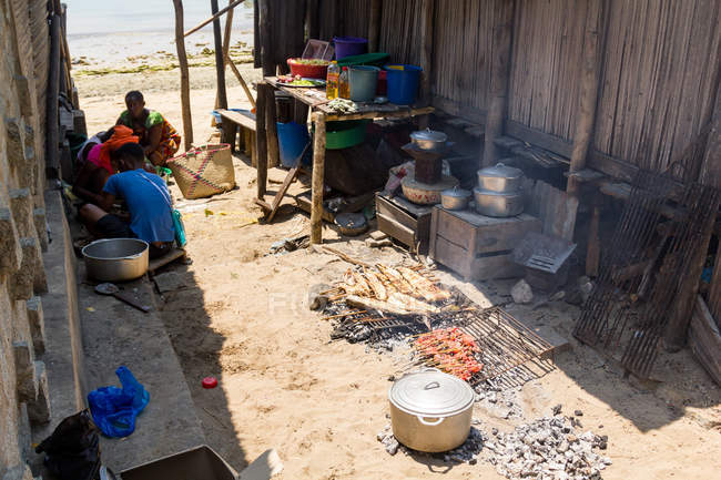 Madagaskar, Provinz Antsiranana, Einheimische bereiten Essen für Touristen zu — Stockfoto