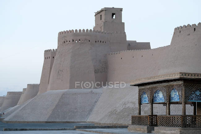 Uzbekistán, Vista de las murallas exteriores del casco antiguo de Jiva. Cerca del oeste muerto al casco antiguo - foto de stock